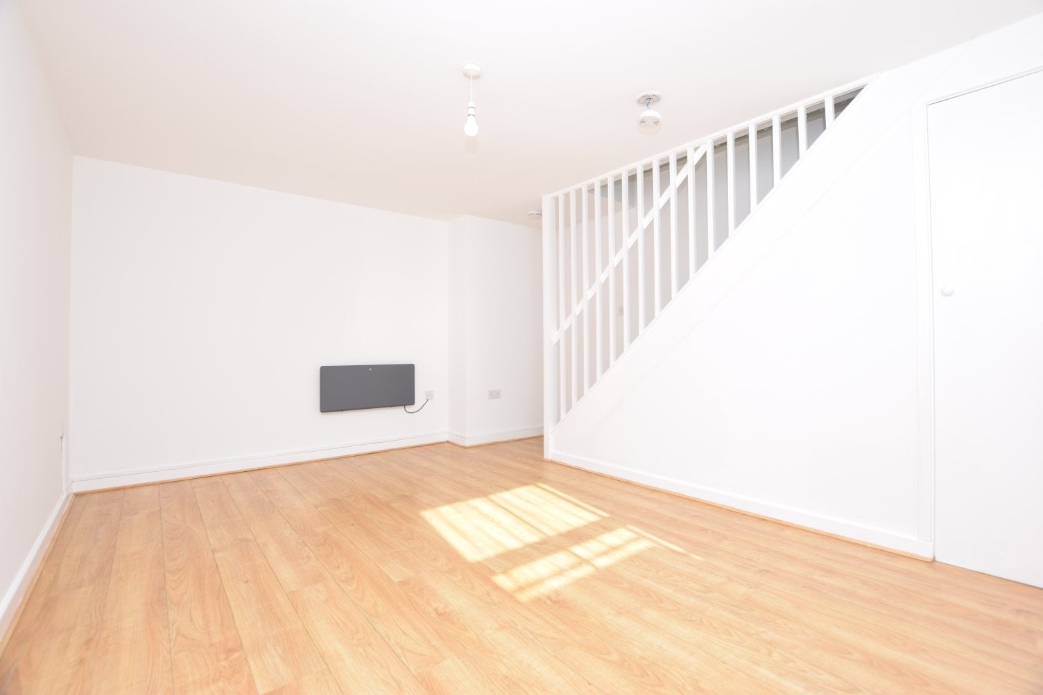 Flat Clyde Terrace in Greater London