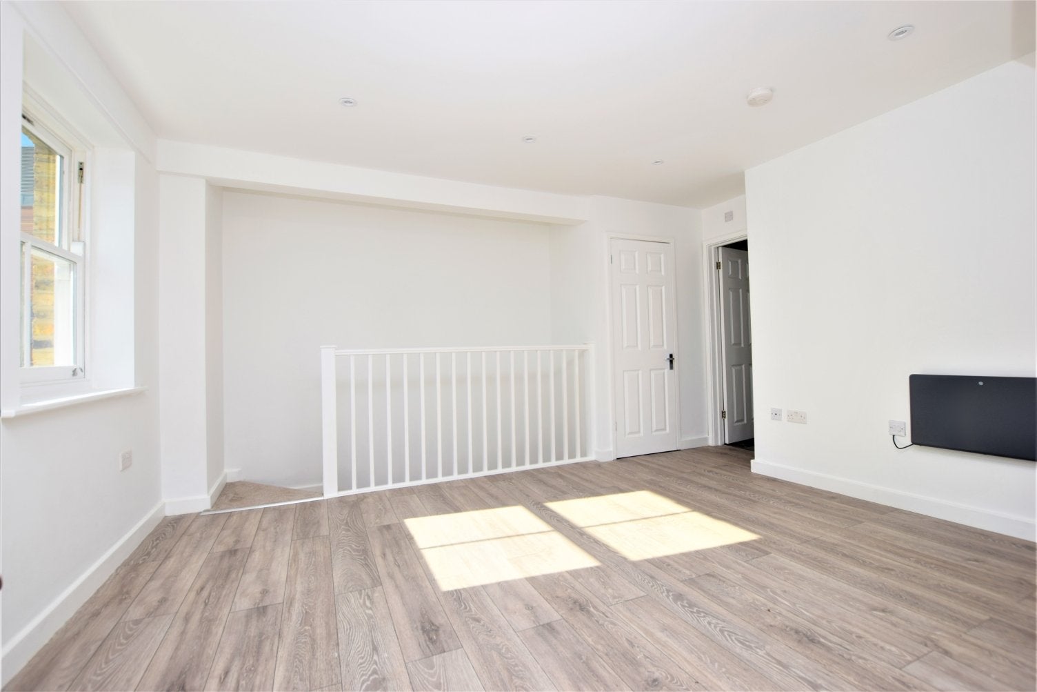 Flat Clyde Terrace in Greater London