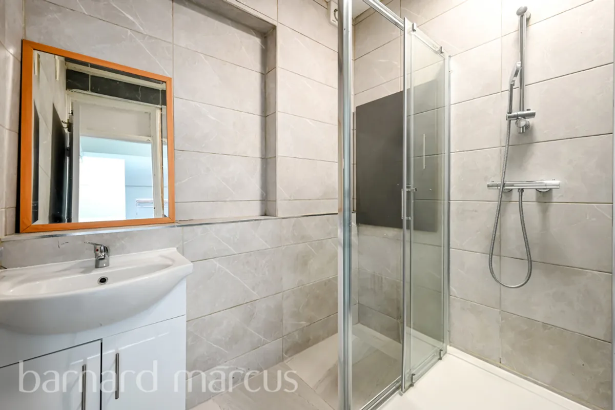 Room Tanner Street in Greater London