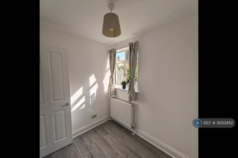Flat Throwley Way in Greater London