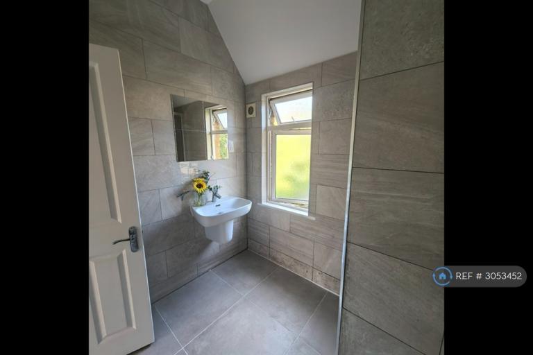 Flat Throwley Way in Greater London