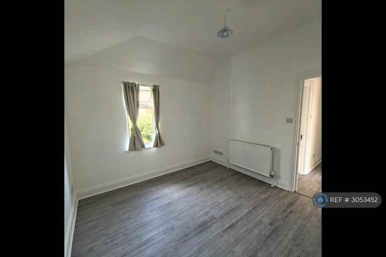 Flat Throwley Way in Greater London