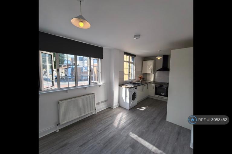 Flat Throwley Way in Greater London