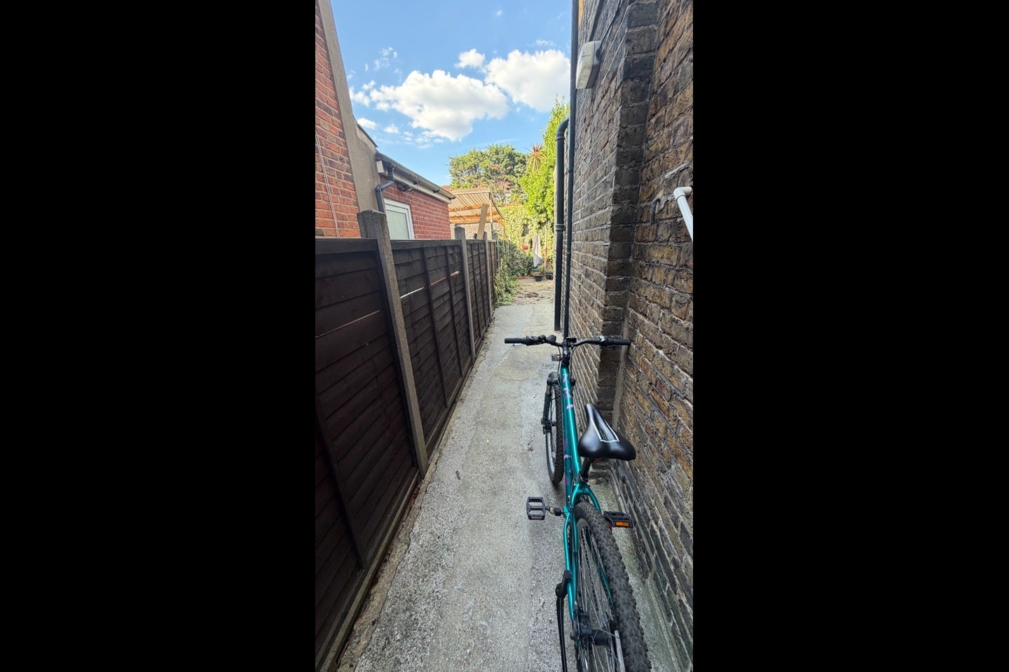 Room Chapter Road in Greater London