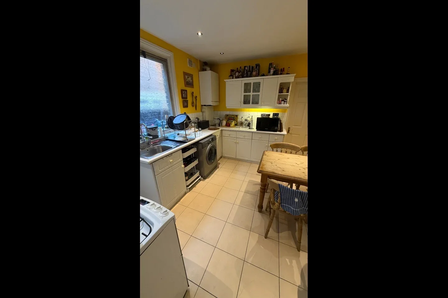 Room Chapter Road in Greater London