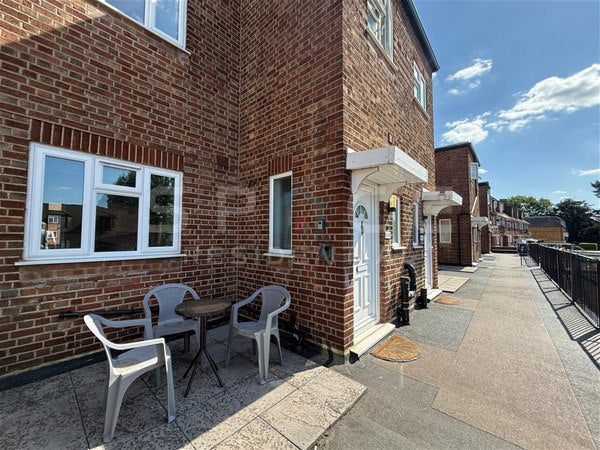 Flat Apex Parade in Greater London