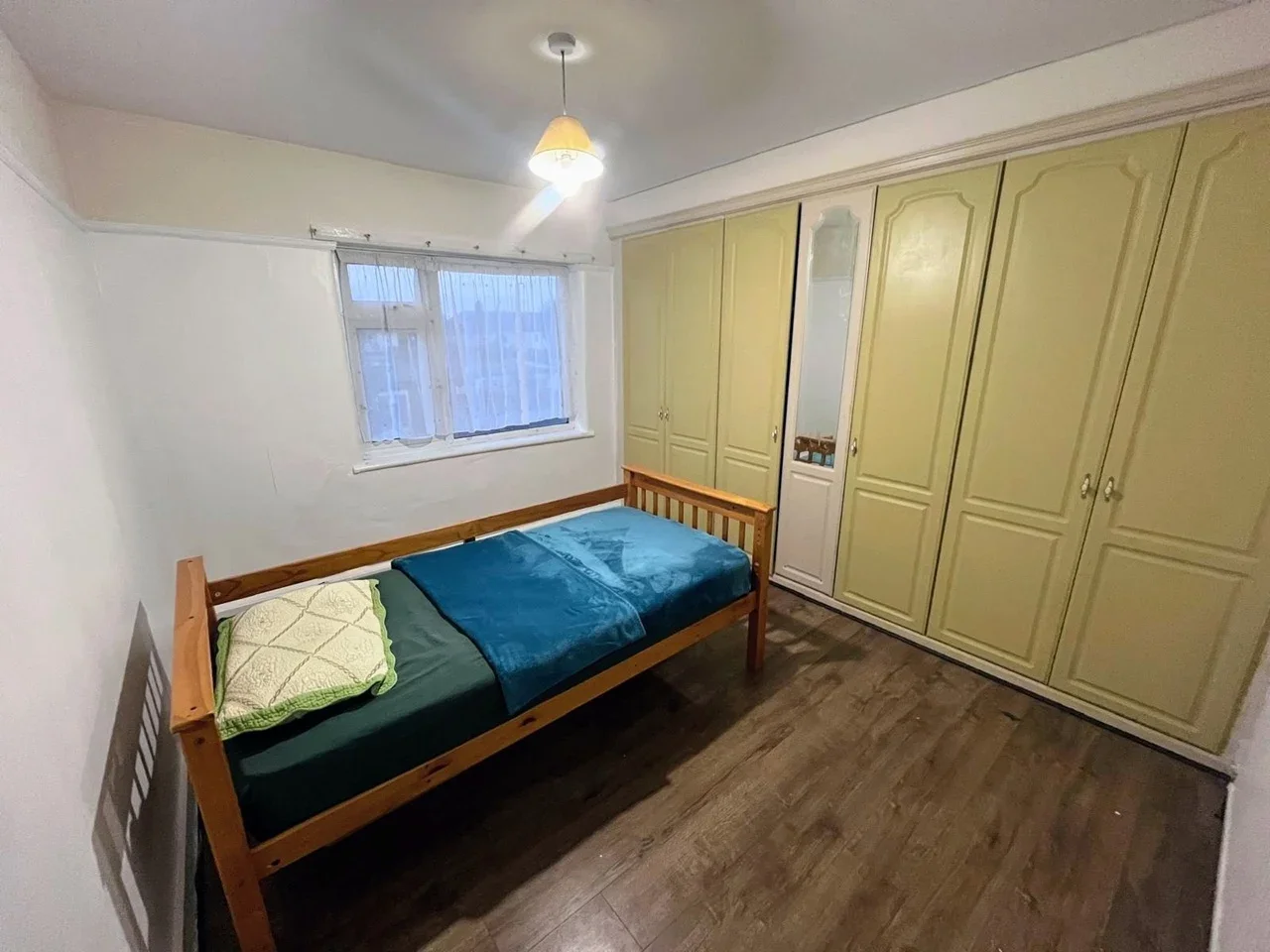 Room High Road in Greater London