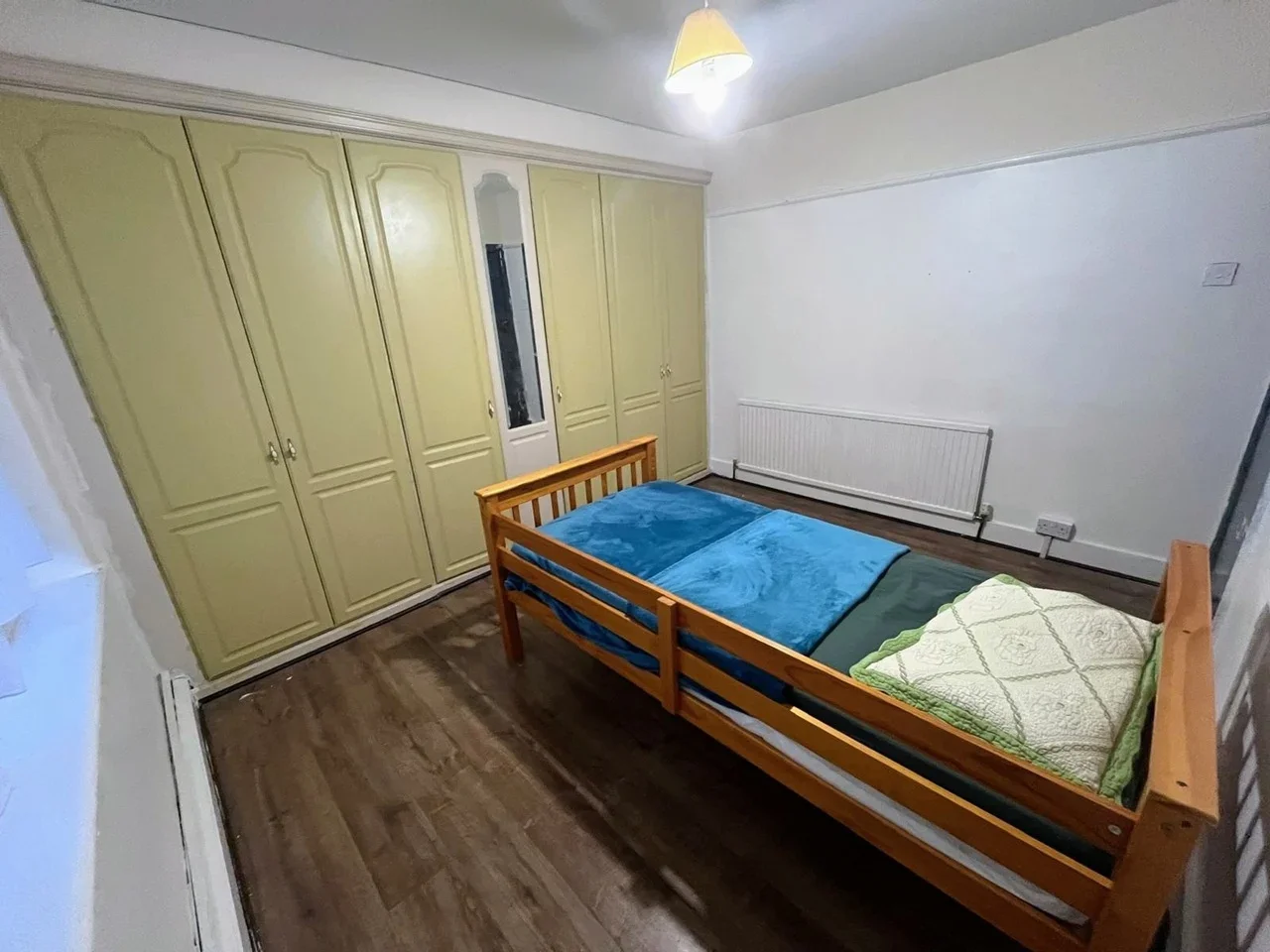 Room High Road in Greater London