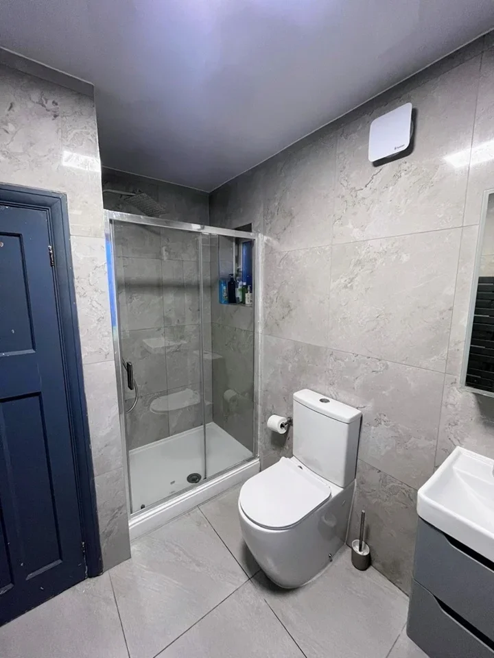 Room High Road in Greater London