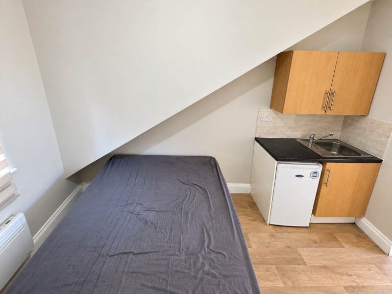 Flat Verdant Lane in Greater London