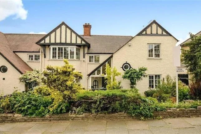 House Dollis Hill Lane in Greater London