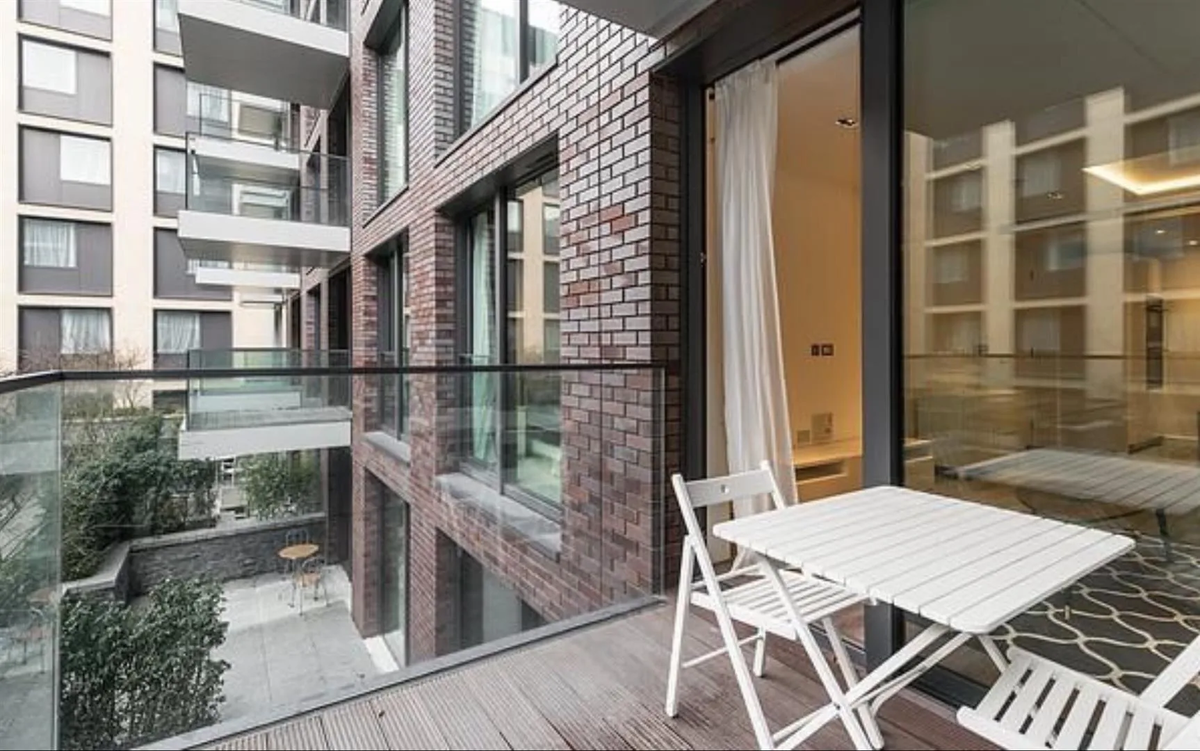 Flat Leman Street in Greater London