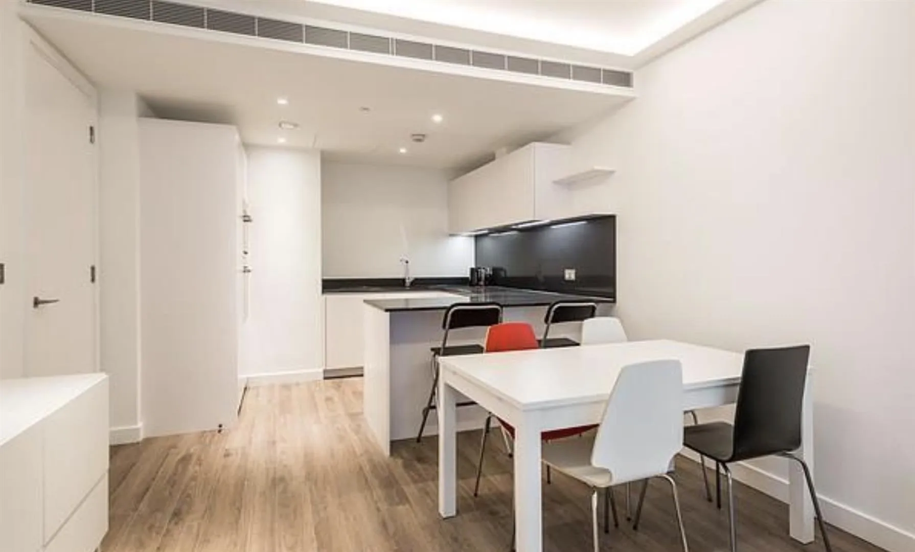 Flat Leman Street in Greater London