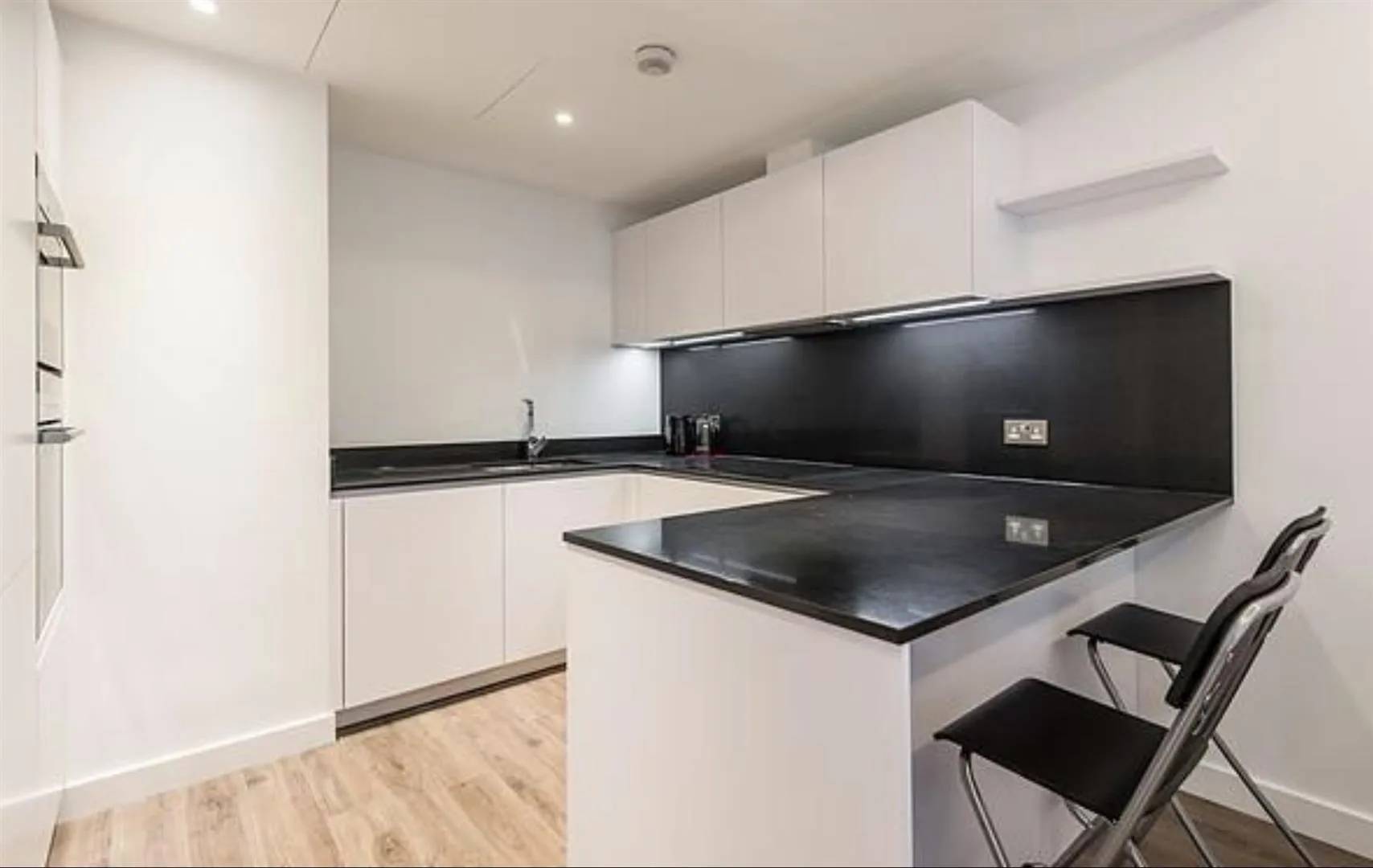 Flat Leman Street in Greater London