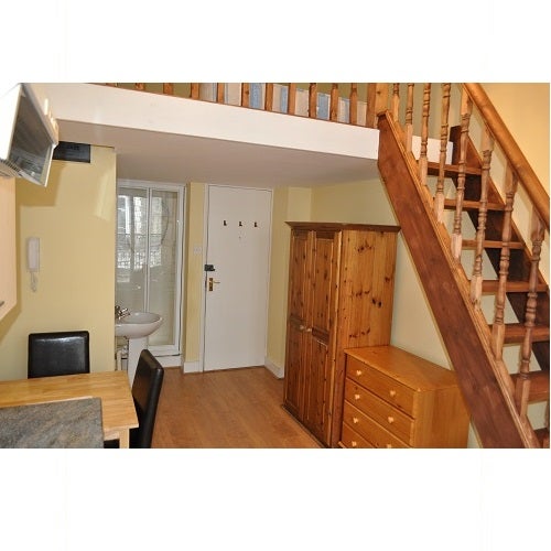 Flat Hogarth Road in Greater London