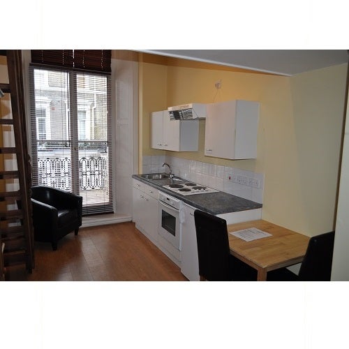 Flat Hogarth Road in Greater London