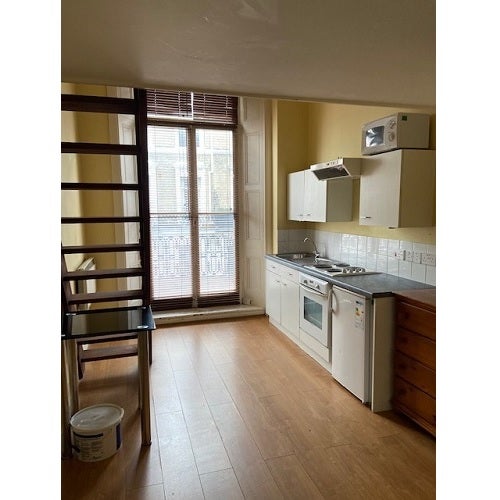 Flat Hogarth Road in Greater London