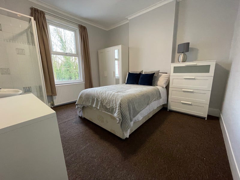 Room Grange Park Road in Greater London