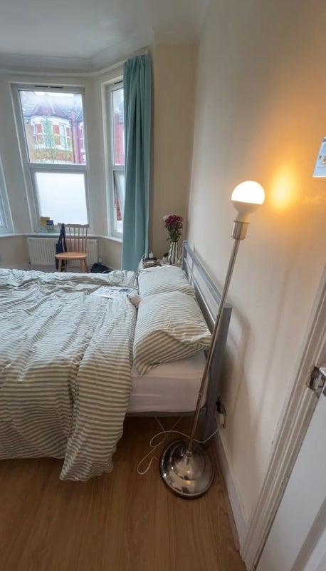 Room Warwick Gardens in Greater London