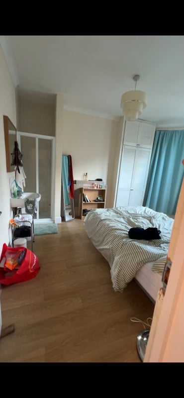 Room Warwick Gardens in Greater London