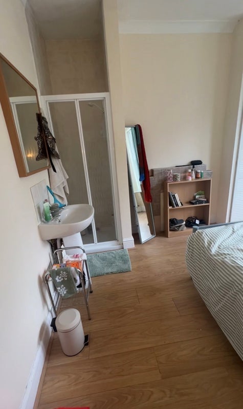 Room Warwick Gardens in Greater London