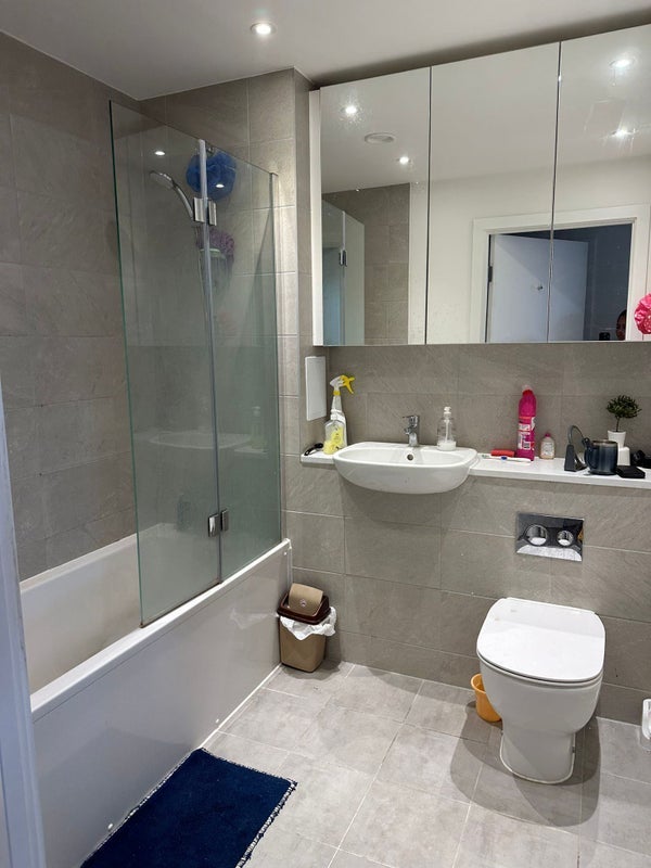 Room Pier Road in Greater London