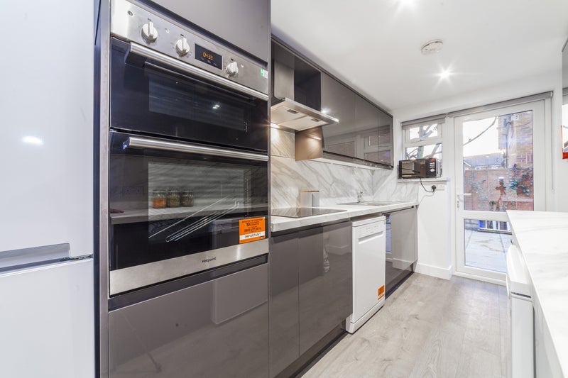 Room Sybil Phoenix Close in Greater London