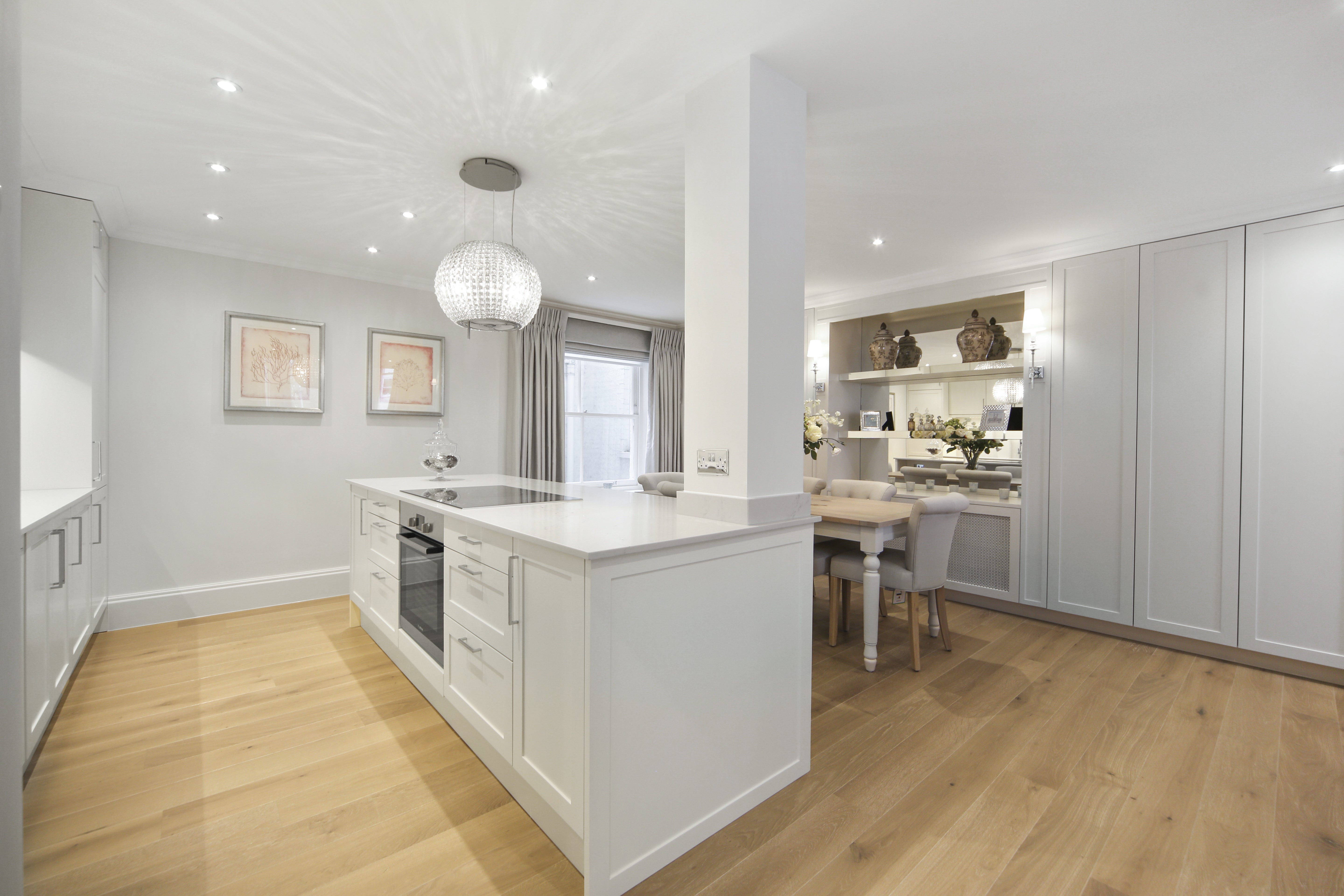 Flat Vicarage Gate in Greater London