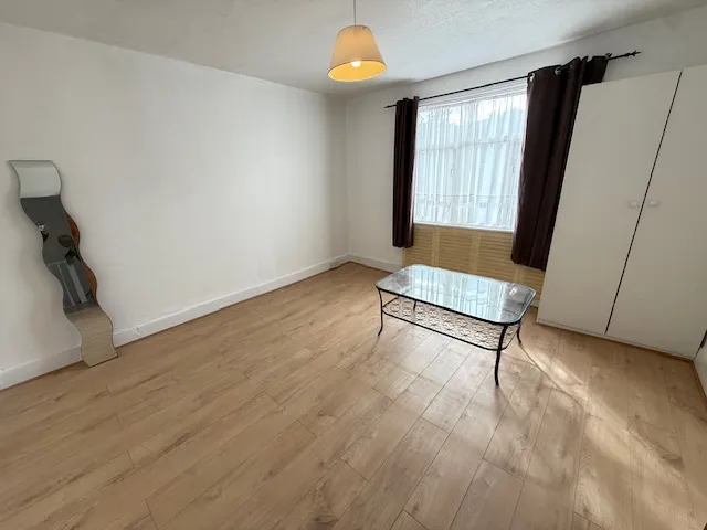 Flat Bounds Green Road in Greater London