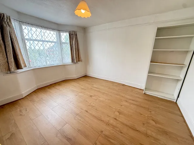 Flat Bounds Green Road in Greater London