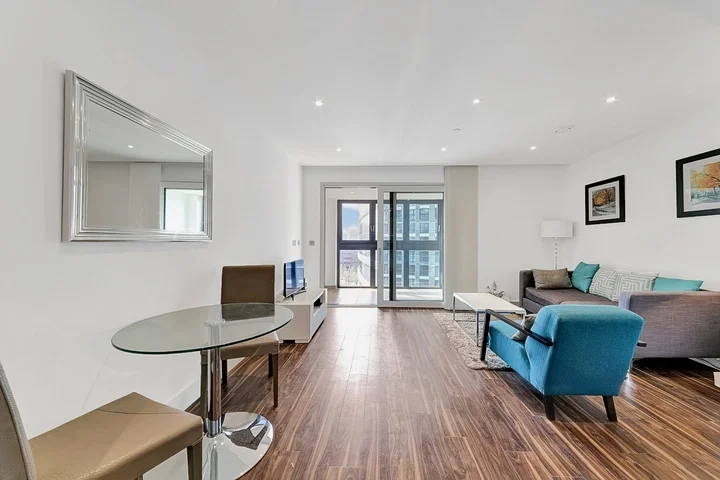 Flat New Drum Street in Greater London