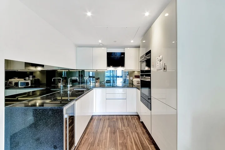 Flat New Drum Street in Greater London