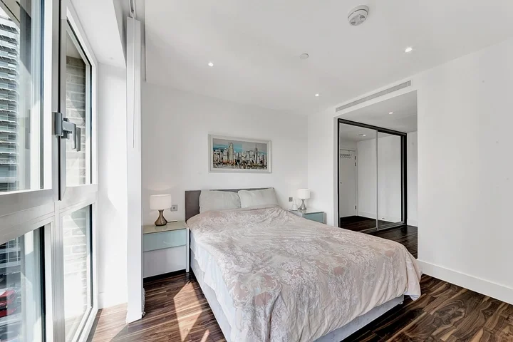 Flat New Drum Street in Greater London