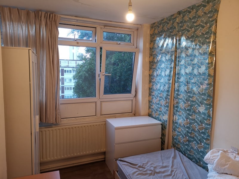 Room Manchester Road in Greater London