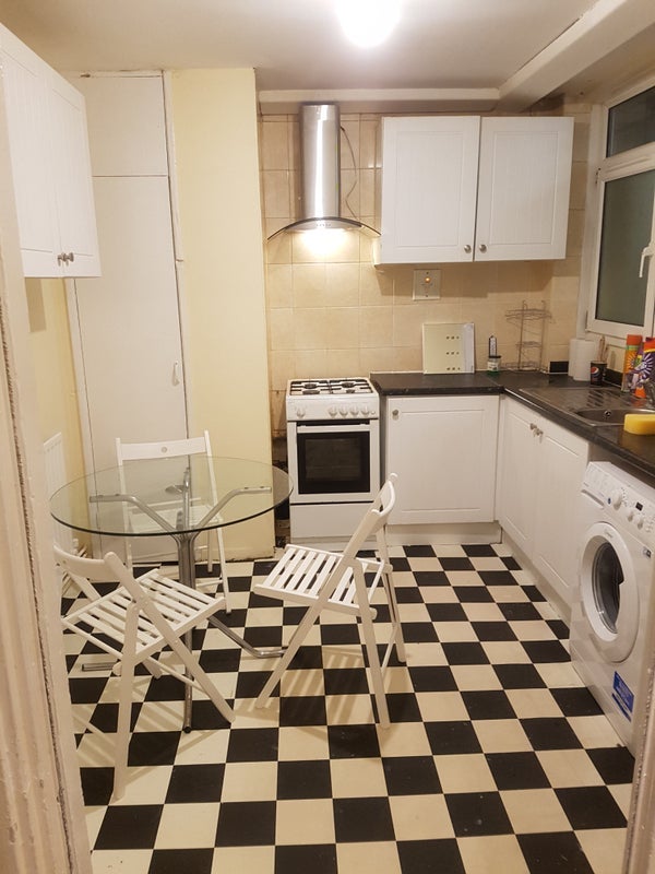 Room Manchester Road in Greater London
