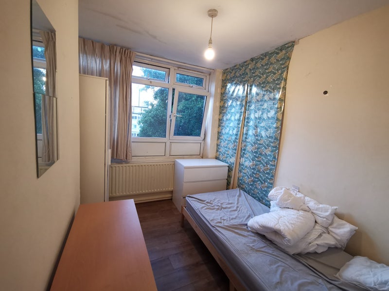 Room Manchester Road in Greater London