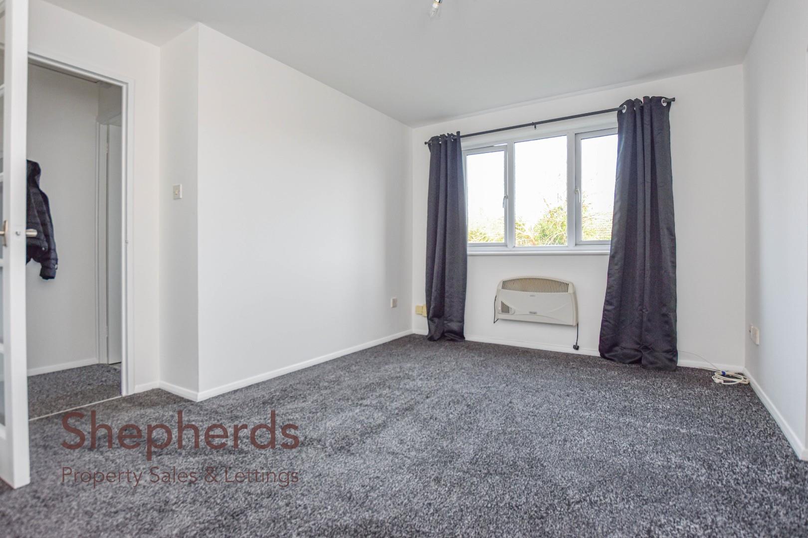 Flat Parrotts Field in Hoddesdon