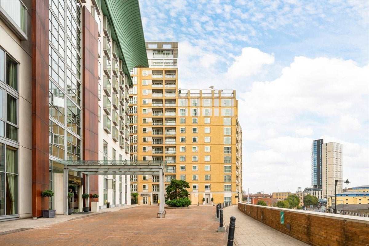 Flat Westferry Circus in Greater London