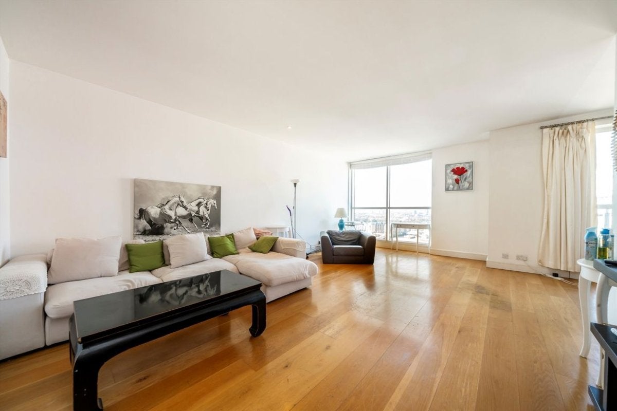 Flat Westferry Circus in Greater London