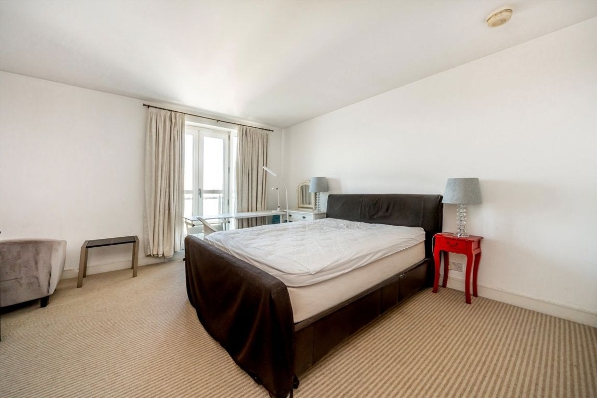 Flat Westferry Circus in Greater London