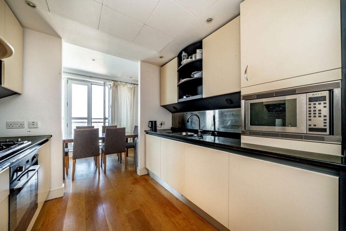 Flat Westferry Circus in Greater London
