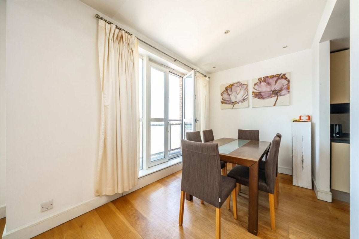 Flat Westferry Circus in Greater London