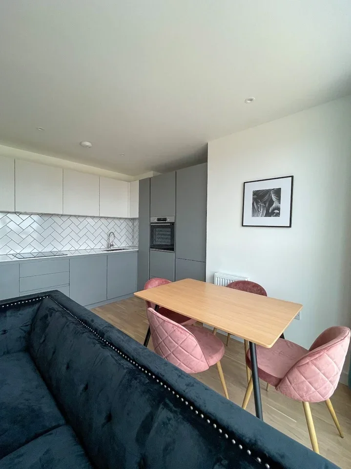 Flat Accolade Avenue in Greater London