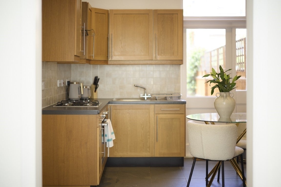 Flat Barcombe Avenue in Greater London