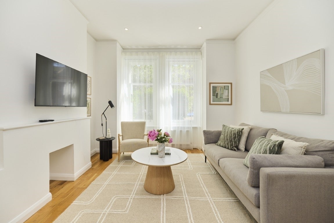 Flat Barcombe Avenue in Greater London