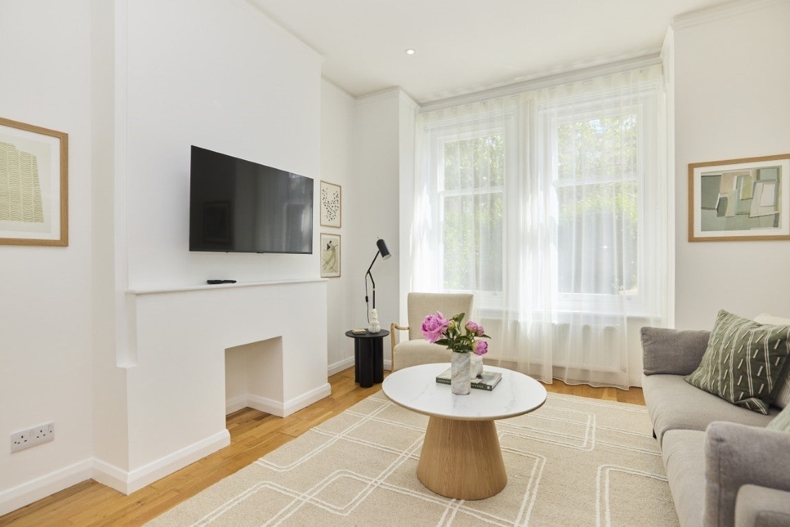 Flat Barcombe Avenue in Greater London