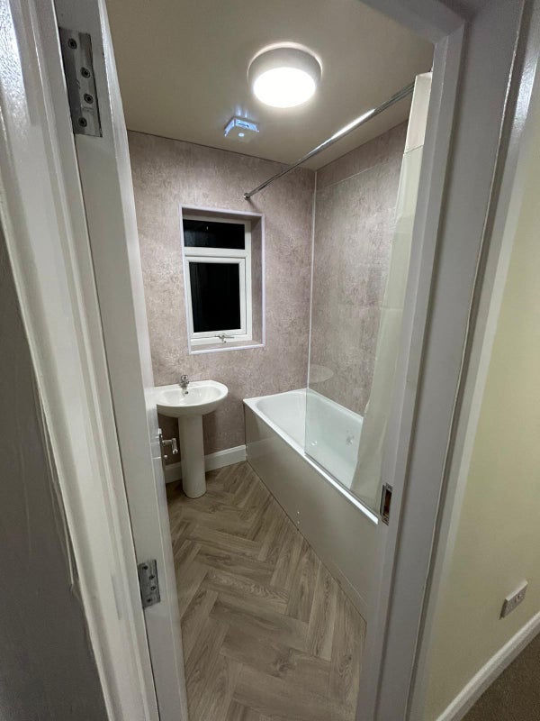 Room Tarbock Road in Liverpool