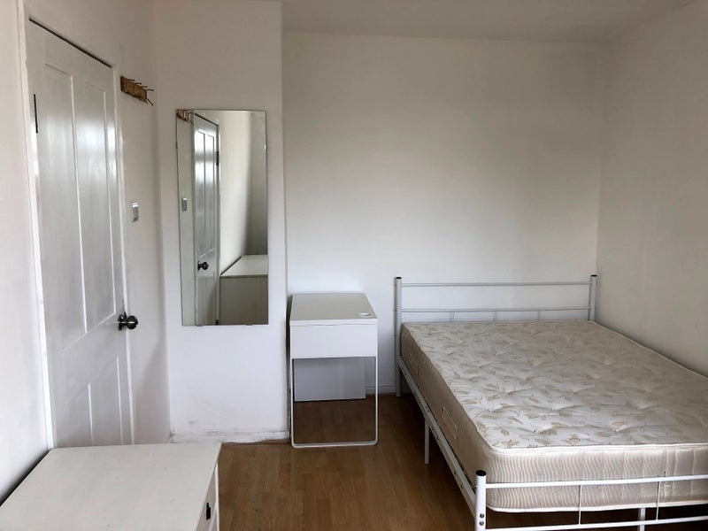 Room Saxton Close in Greater London