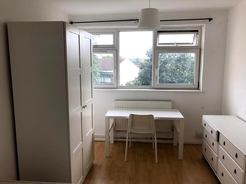 Room Saxton Close in Greater London
