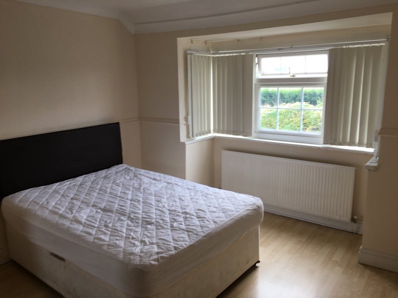 Room Belfast Avenue in Slough